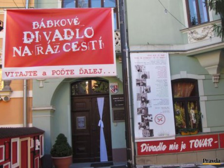 Bábkové divadlo na Rázcestí začalo proti konaniu župana Kotlebu tichý protest. FOTO archiv Pravda.sk