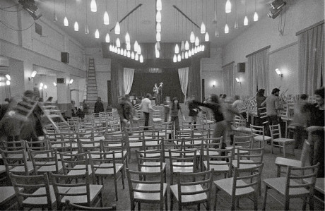 Před premiérou Žebrácké opery – Horní Počernice 1. listopadu 1975