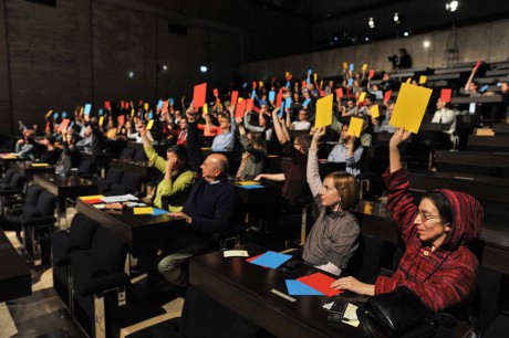 Asi 150 diváků-poslanců, převážně mladých, i tentokrát nadšeně hlasovalo o předkládaných návrzích FOTO ARCHIV