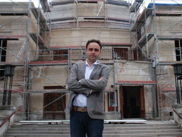 Daniel Přibyl před rekonstruovanou budovou MD Kladno. FOTO archiv