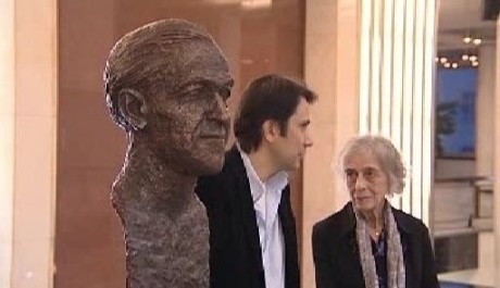 Ve foyeru Janáčkova divadla byla Ivovi Váňovi Psotovi dne 20. října 2003 odhalena busta, jejímž autorem je akademický sochař Nikos Armutidis. FOTO archiv FDB