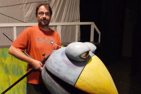 Jevištní výtvarník a loutkář Tomáš Volkmer s loutkou Zobana. FOTO LUCIE MIČKOVÁ