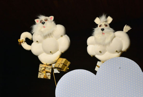 Dva kočičí andílkové se spustili z nebes a přinesli zvířátkům dárečky. FOTO archiv Divadla Radost