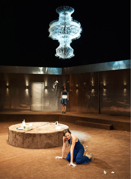 Honosný (a významotvorný) lustr nad Zuzanou Ščerbovou (Lady Milfordová) FOTO PAVEL KŘIVÁNEK