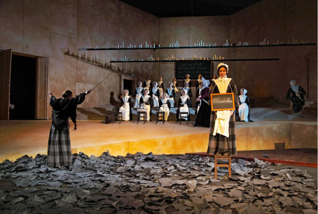 V popředí Petra Vajdová jako Jane v inscenaci Jane Eyrová (Slovenské národní divadlo, premiéra 2014) FOTO JAKUB JÍRA