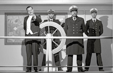 Na kapitánském můstku žene majitel lodi (Petr Štěpán) kapitána (Zdeněk Junák) a jeho důstojníky (Kristian Pekar, Ondřej Studénka) do záhuby  FOTO JEF KRATOCHVIL