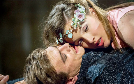 Jako Romeo s Terezou Voříškovou (Julie) v Shakespearově tragédii. Režie SKUTR, Letní shakespearovské slavnosti 2015  FOTO PATRIK BORECKÝ
