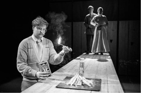 Václav Jelínek rozdělal na jevišti ohýnek jako ilustraci Husova upálení FOTO PETR NEUBERT