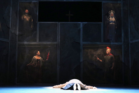 Hlavní postavy opery v podobě svatých obrazů. FOTO TOMÁŠ RUTA