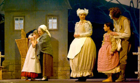 Na dramatizaci Babičky Boženy Němcové spolupracovala Lenka Havíková s režisérem J. A. Pitínským. Národní divadlo, 2007 FOTO VIKTOR KRONBAUER