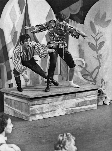 Bohumil Klika a Mojmír Miler (vpravo) v rolích Herců v choreografii Ludas Matyi (chor. a r.: Antonín Landa, prem. 10. 3. 1961). FOTO JAROMÍR SVOBODA