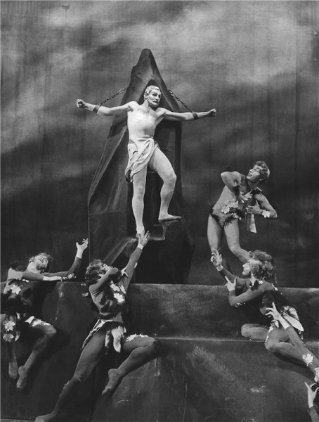 František Halmazňa (Prometheus) a Mojmír Miler (Pan - vpravo) v choreografii Luboše Ogouna Prometheus (ND Praha, prem. 10. 4. 1957). FOTO JAROMÍR SVOBODA