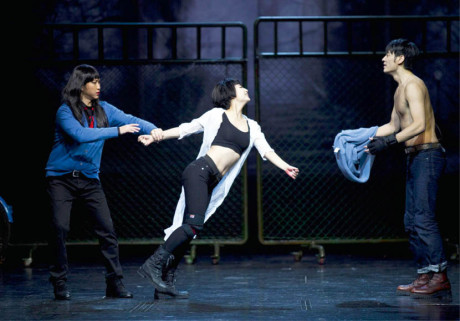 Nejmladší divadelní režisérkou pekingské National Theatre of China je Tian Qinxin – snímek z přípravy inscenace Romeo (vpravo) a Julie (uprostřed) FOTO HONGKONG ART FESTIVAL