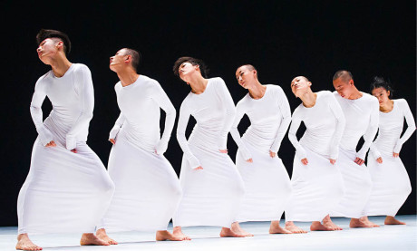 Nejprestižnější a nejznámější moderní čínské taneční divadlo je Tao Dance Theatre (Taoshenti). Snímek je z choreografie 7 FOTO TRISTRAM KENTON