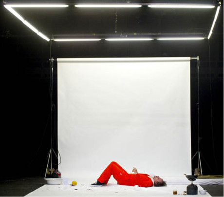 Karel Roden v inscenaci hry Kathariny Schmitt: Sam, jež měla premiéru 27. dubna 2012 v Divadle Komedie a poté byla přenesena do Studia Hrdinů FOTO VIKTOR KRONBAUER