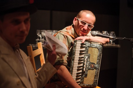 Průvodce večerem Jakub Čermák a muzikant Petr Krumphanzl, kterého můžete znát z dixie-kapely vyhrávající na Karlově mostě. FOTO JAN HROMÁDKO