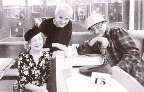 S Blankou Bohdanovou a Josefem Somrem 16. března 2001 ve Viole během posledních příprav inscenace hry Donalda L. Coburna The Gin Game. Za ztvárnění svých rolí v této inscenaci získali v roce 2002 oba herci Cenu Thálie FOTO VIKTOR KRONBAUER