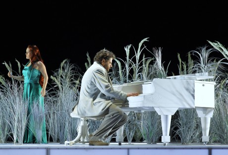 Michel (Peter Berger) usedl za bílý klavír (Julietta - Alžběta Poláčková) FOTO HANA SMEJKALOVÁ