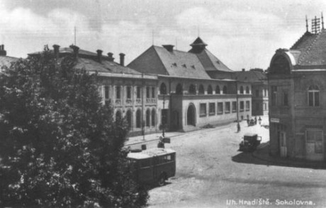 Velehradská třída s budovou Sokolovny, dnešním sídlem Slováckého divadla (30. léta 20. století). FOTO archiv SD UH