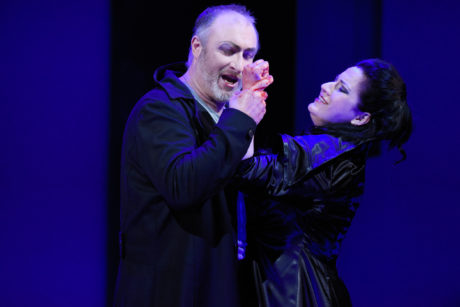 Krev na rukou mají Macbeth (Pavel Klečka) s Lady Macbeth (Csilla Boross) oba. Je jedno, kdo tu hrůzu spustil. FOTO PAVEL KŘIVÁNEK