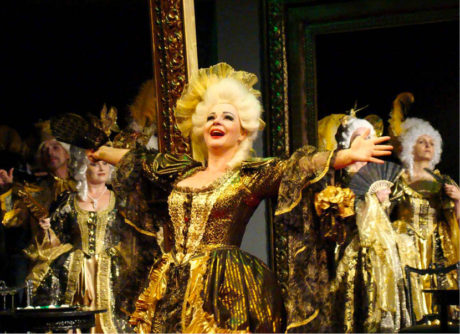 Jako Hraběnka z Coigny v opeře André Chénier na scéně ostravské opery. V pražské inscenaci téže opery zpívá stařenku Madelon FOTO MARTIN POPELÁŘ