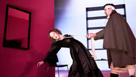Jako týraná vražedkyně Géša s bratrem Johannem (Miloslav Tichý) v inscenaci Brémská svoboda (režie Martin Františák, premiéra 2015 v Městském divadle Kladno) FOTO PATRIK BORECKÝ
