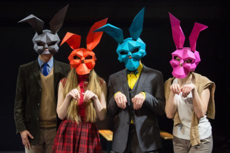 Nasazovali si na hlavy stylizované masky barevných králíků, hráli na hudební nástroje a zpívaly. FOTO archiv JAMU