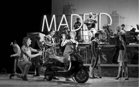 V muzikálu Ženy na pokraji nervového zhroucení, který vznikl podle filmu španělského režiséra Pedra Almodóvara, nesmí chybět neonový nápis Madrid... FOTO MICHAL MRÁKA