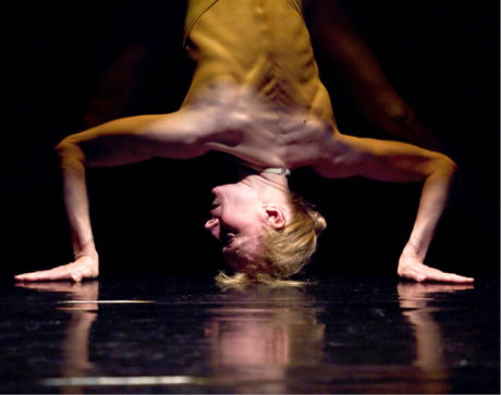 Fractured (režie Jan Komárek, choreografie A. Miltnerová, premiéra 3. 12. 2010, Divadlo Alfréd ve dvoře, Praha) FOTO VOJTĚCH BRTNICKÝ