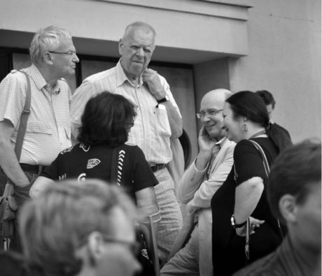 S dramatikem Milanem Uhdem a představiteli ministerstva kultury na schodech Jiráskova divadla v Hronově. Jiráskův Hronov 2009 FOTO IVO MIČKAL