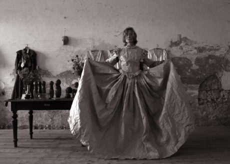 Papírové šaty... FOTO JAN KOMÁREK