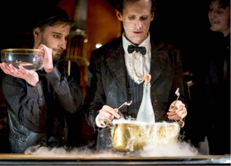 Hercům v Kar stačí lahev od šampusu, chladicí nádoba a dvě lžičky, aby zprostředkovali velkolepou scénu domácí lázně FOTO ARCHIV DAMÚZA