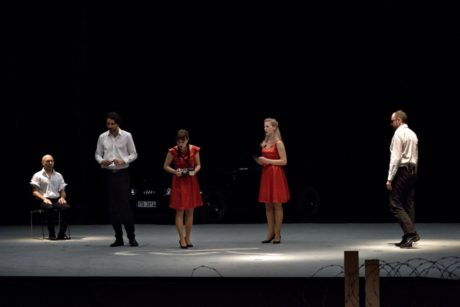 Vladimir Benderski (Mluvící muž 1), Vojtěch Semerád (Zpívající muž 1), Aneta Bendová (Zpívající žena 1), Eva Geislová (Zpívající žena 2), Josef Škarka (Zpívající muž 2). FOTO ROMAN POLÁŠEK