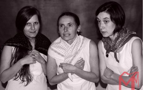 poetickou scénickou črtu však do ranku kvalitního divadla posouvá vespolné charisma tria aktérek. FOTO archiv souboru