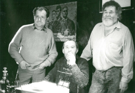 Ivo Vodseďálek, Egon Bondy a Radim Vašinka po večeru Bondyho poezie v Rubínu (bolševiky zrušeném Orfeovi) - prosinec 1989. FOTO CHOCHOLA - archiv Divadla Orfeus.
