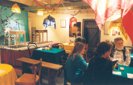 Interiér Divadelního salonu Krytového divadla Orfeus (Radima Vašinka vpravo). FOTO archiv Divadla Orfeus
