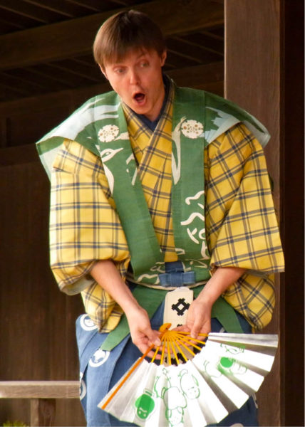 Ondřej Hýbl v představení kjógenu  Lahodný jed, ostrov Mijadžima, 2010 FOTO ARCHIV ONDŘEJE HÝBLA