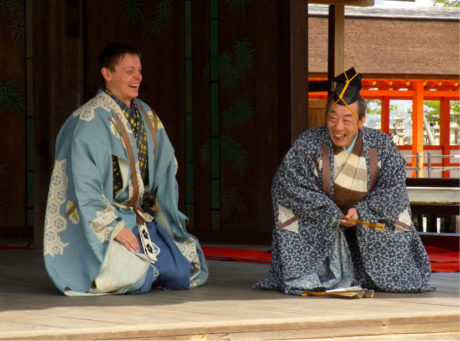 Představení kjógenu Sado kicune – Lišky z ostrova Sado. Ondřej Hýbl a Šigejama Sengoró, současná hlava rodu Šigejama a starší bratr Šimeho. Ostrov Mijadžima, 2011 FOTO ARCHIV ONDŘEJE HÝBLA