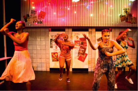Hudba a tanec evokovaly revoluční kulturní podhoubí Lagosu 80. a 90. let minulého století (Adura Onashile: Expensive Shit, premiéra 4. srpna 2016, Traverse Theatre Company, Edinburgh)  FOTO SOLLY JUBB