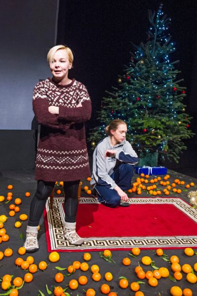 Z představení Času žen v londýnském Young Vic v prosinci 2015 (Marina Jurjevič a Maria Sazonava). FOTO TRISTRAM KENTON
