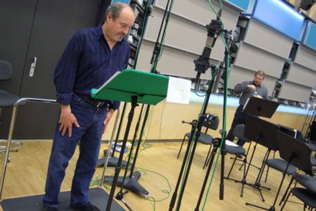 Viktor Preiss (Václav Talich) a režisér Vít Vencl během nahrávání. FOTO TOMÁŠ MIKYSKA