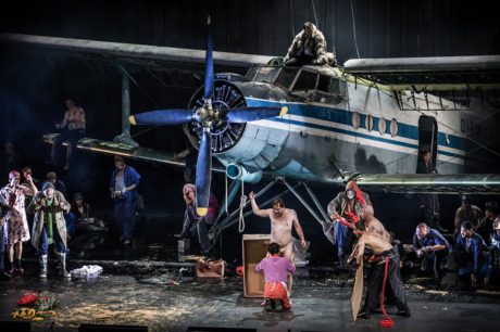 Nejpřekvapivějším nápadem režiséra se stalo spuštění celokovového, jednomotorového, pomněnkově modrého dvojplošníku Antonov AN-2 doprostřed jeviště. FOTO archiv divadla
