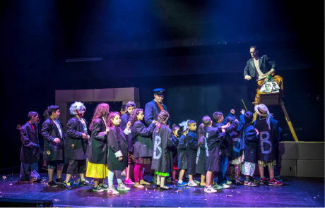 Na štaflích s romskými dětmi v provedení opery Hanse Krásy Brundibár, režie Linda Keprtová, Brundibár z ghetta, Divadlo na Orlí, premiéra 5. června 2015 FOTO LUDVÍK GRYM