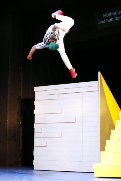 Převážně mluvená inscenace s minimem děje je zpestřena akrobatickými parkourovými skoky jednoho ze žáků, původem Palestince Karima (Karim Daoud). FOTO MGT