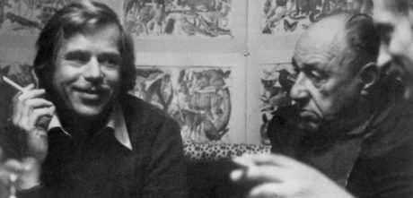 Český národ neskoná, on všechny bídy šťastně překoná... Václav Havel a František Kriegel. FOTO archiv