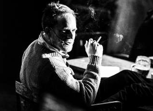 Havel zachumlán v teplém pleteném pulovru s cigarillem ve strunách svých dlaní. FOTO archiv DHnP