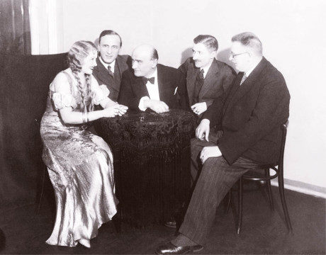 Zleva: M. Zlatarjeva, I. Rubín, K. Hašler, M. Beránek a E. Bass FOTO z knihy 100 let Divadla Rokoko, MDP 2015
