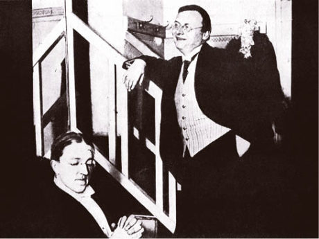 Eduard Bass a Jiří Červený v divadelní šatně, 1913. Repro z knihy Jiří Červený – Červená sedma, Praha 1959.