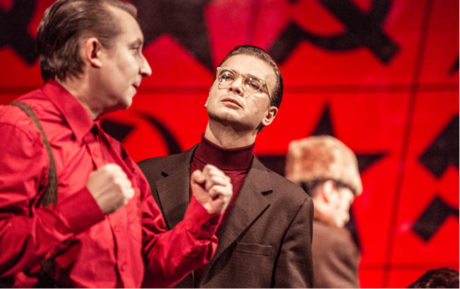Básník (Jan Sklenář) a Kultprop (Robert Mikluš) ve Vítězném únoru FOTO PATRIK BORECKÝ