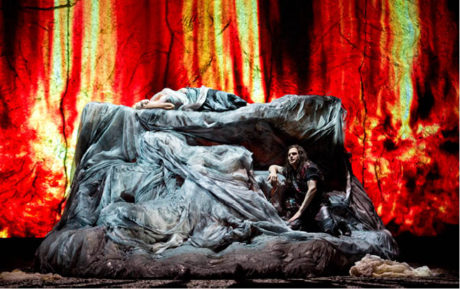 Siegfried (Lance Ryan) se chystá vyšplhat na ohnivý sarkofág probudit Brünnhildu (Iréne Theorin). Richard Wagner: Siegfried, Státní opera Berlín, režie Guy Cassiers, prem. 3. října 2012 FOTO MONIKA RITTERSHAUS